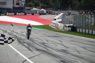 En Moto2 (moteurs Triumph), Diogo Moreira (team Italtrans, châssis Kalex, numéro 10) s’impose au Grand Prix d’Autriche, devant Daniel Holgado (CFMOTO Inde Aspar, Kalex) et Celestino Vietti (Sync SpeedRS, Boscoscuro); le leader du championnat Manuel Gonzalez (Liqui Moly Dynavolt Intact, Kalex) a dû abandonner à cause d’un dégât dans son radiateur