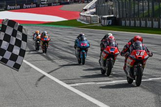 Angel Piqueras (team Frinsa MT Helmets MSI, KTM, numéro 36) vainqueur de la course Moto3 au Grand Prix d’Autriche, devant son coéquipier Ryusei Yamanaka (numéro 6) et David Munoz (Liqui Moly Dynavolt Intact, KTM); le leader du championnat Jose Antonio Rueda (Red Bull KTM Ajo) cinquième et le Suisse Noah Dettwiler (CIP Green Power) 23ème