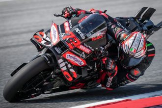 Marco Bezzecchi (Aprilia, numéro 72) prend la pole du Grand Prix d’Autriche à Spielberg, devant Alex Marquez (team Gresini, Ducati) et Francesco Bagnaia (Ducati); le leader du championnat Marc Marquez (Ducati), tombé en Q2, est 4ème sur la grille de départ, devant Enea Bastianini (KTM), Fermin Aldeguer (Gresini) et Pedro Acosta (KTM)