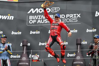 Marc Marquez (Ducati) vainqueur du Grand Prix d’Autriche, devant un excellent Fermin Aldeguer (team Gresini, Ducati) et Marco Bezzecchi (Aprilia); Pedro Acosta (KTM) encore une fois au pied du podium, devant Enea Bastianini (Tech3, KTM), Joan Mir (Honda), Brad Binder (KTM), Francesco Bagnaia (Ducati), Raul Fernandez (Trackhouse, Aprilia) et Alex Marquez (Gresini, pénalité Long Lap)