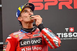 Marc Marquez, pilote du team d’usine Ducati, remporte la course Sprint du Grand Prix d’Autriche, devant son frère Alex Marquez (team Gresini, Ducati) et Pedro Acosta (KTM); 4ème place pour Marco Bezzecchi (Aprilia), devant Brad Binder (KTM), Fermin Aldeguer (Gresini), Enea Bastianini (Tech3, KTM), Fabio Di Giannantonio (VR46, Ducati) et Johann Zarco (LCR, Honda); parti de la troisième place, Fancesco Bagnaia (Ducati) a dû abandonner en raison d’un problème technique