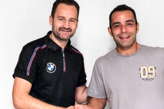 Le pilote italien Danilo Petrucci (à droite sur la photo), ex-pilote de MotoGP, de Moto America et de rallye-raid passe du team privé Barni (Ducati) au team d’usine BMW Motorrad pour 2026 en WorldSBK; il prend ainsi la place laissée vite par le champion Toprak Razgatlioglu, qui part en MotoGP chez Pramac Yamaha l’an prochain