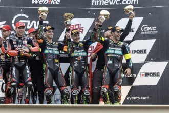 Le team suisse Bolliger (Kawasaki, numéro 8), avec ses pilotes autrichien, espagnol, portugais et suédois, a fini 8ème du Bol d’Or, et surtout troisième de sa catégorie EWC!