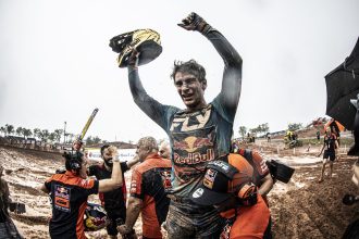 Deuxième de la première manche du Grand Prix d’Australie derrière Kay De Wolff (Husqvarna), et 6ème d’une seconde manche stoppée en raison de la météo, Simon Längenfelder (KTM, numéro 27) est couronné champion du monde MX2, devant De Wolff et Andrea Adamo (KTM)
