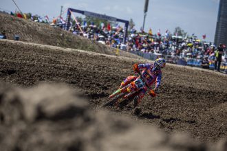 Jeffrey Herlings (KTM, numéro 84) remporte les deux manches du Grand Prix de Chine, et donc le Grand Prix, devant Tim Gajser (Honda) et Ruben Fernandez (Honda); 4ème place pour le leader du championnat Romain Febvre (Kawasaki), à égalité de points avec Fernandez; le Suisse Jeremy Seewer (Ducati) est 11ème de la manche 1, mais il a été balayé par un autre pilote en manche 2 et a dû abandonner (moto endommagée); 17ème et 16ème place pour son compatriote Kevin Brumann (team privé MX Handel, Husqvarna)