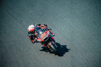 En Moto2 (moteurs Triumph), le leader du championnat Manuel Gonzalez (Liqui Moly Dynavolt Intact, châssis Kalex, numéro 18) s’adjuge la pole du Grand Prix du Japon, devant les équipiers du team CFMOTO Power Electronics Aspar (Kalex) Daniel Holgado et David Alonso; Diogo Moreira (Italtrans, Kalex), deuxième du championnat, partira de la cinquième position, derrière Celestino Vietti (Beta Tools SpeedRS, Boscoscuro)