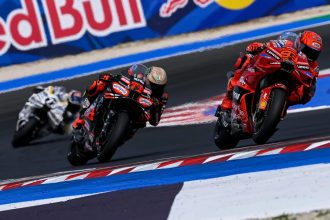 Parti de la 4ème position, le leader du MotoGP Marc Marquez (Ducati, numéro 93) s’est glissé derrière Marco Bezzecchi (Aprilia, numéro 72), puis a profité d’une petite erreur de ce dernier pour prendre les commandes du Grand Prix de la Riviera de Rimini (Misano) et a gagné la course, devant Bezzecchi et Alex Marquez (team Gresini, Ducati); 4ème et 5ème places pour les équipiers du team VR46 (Ducati) Franco Morbidelli et Fabio Di Giannantonio, sixième pour Fermin Aldeguer (Gresini), devant Luca Marini (Honda) et Fabio Quartararo (Yamaha); abandon pour cause technique de Pedro Acosta (KTM), alors qu’il occupait la cinquième place