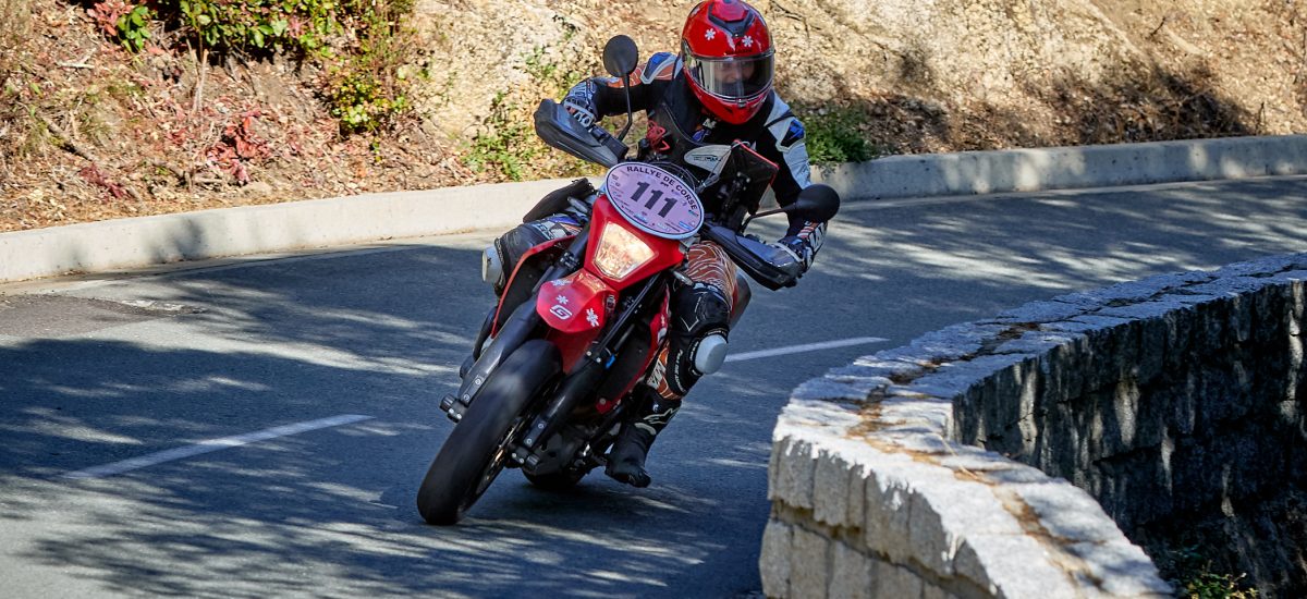 Rallye Routier – Malgré la douleur, les Suisses Antoine Asfaux et Morgane Hannigsberg sont allés au bout de celui de Corse