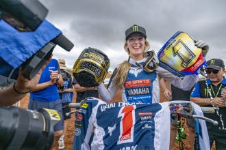 La jeune Néerlandaise Lotte Van Drunen (Yamaha, numéro 401), troisième au Grand Prix final en Australie, remporte le titre de championne mondiale de motocross, devant Kiara Fontanesi (GasGas) et Daniela Guillen (GasGas)