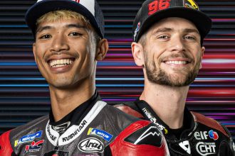 Somkiat Chantra, pilote du team MotoGP Idemitsu Honda LCR, « descend » l’an prochain (2026) en championnat mondial Superbike, dsns le team Honda d’usine; son coéquipier sera Jake Dixon, actuel pilote du team Elf Marc VDS en mondial Moto2 (moteurs Triumph)