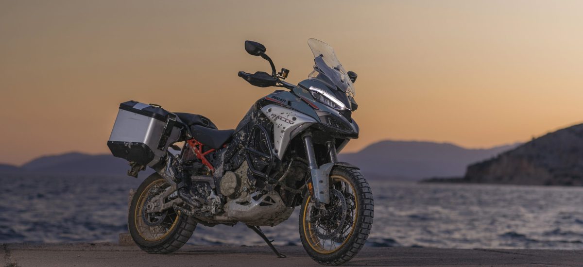 Nouveau – L’abaissement automatique à l’arrêt et des assistances au pilotage plus fines pour la Ducati Multistrada V4 Rally