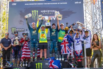 Le team Australie (composé de Hunter et Jett Lawrence et de Kyle Webster, tous sur Honda) garde sa couronne au Motocross des Nations, sur la piste de l’Ironman Raceway, se classant premier devant l’équipe des USA (Eli Tomac et Justin Cooper sur Yamaha et RJ Hampshire sur Husqvarna) et l’équipe de France (Romain Febvre et Mathis Valin sur Kawasaki, Maxime Renaux sur Yamaha)