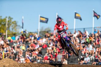 L’équipe suisse, composée de Valentin Guillod (numéro 27, Yamaha, catégorie Open en 450 cm3), Jeremy Seewer (25, Ducati, MXGP) et, pour la première fois, Nico Greutmann (26, Husqvarna, MX2), avec comme capitaine Mat Rebeaud, se classe huitième du motocross des Nations dans l’Indiana (USA)