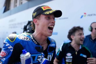 En Moto2 (moteurs Triumph), Diogo Moreira (team Italtrans, châssis Kalex), deuxième du championnat, remporte le Grand Prix d’Indonésie, devant le leader Manuel Gonzalez (Liqui Moly Dynavolt Intact, Kalex) et Izan Guevara (BluCru Pramac Yamaha, Boscoscuro); l’écart entre Gonzalez et Moreira s’est réduit à 9 points