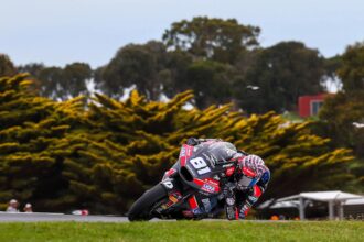 En Moto2 (moteurs Triumph), Senna Agius (team Liqui Moly Dynavolt Intact, châssis Kalex, numéro 81) s’impose à Phillip Island, devant David ALonso (CFMOTO Power Electronics Aspar, Kalex) et Diogo Moreira (Italtrans, Kalex); le leader du championnat Manuel Gonzalez (team Intact) finit 7ème