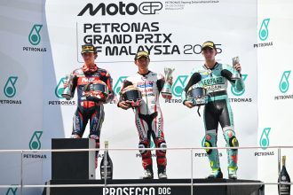 À Sepang, la course Moto3 a été raccourcie à 10 tours après une collision entre Jose Antonio Rueda (team Red Bull KTM Ajo) et le Suisse Noah Dettwiler (CIP Green Power, KTM) dans le tour de reconnaissance; les deux pilotes sont vivants et ont été emmenés à l’hôpital; Taiyo Furusato (Honda Asia Team) a remporté cette course, devant Angel Piqueras (Frinsa – MT Helmets – MSI, KTM) et Adrian Fernandez (Leopard, Honda)