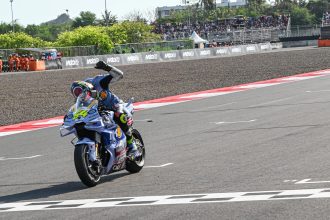 Fermin Aldeguer (team Gresini, Ducati) gagne le Grand Prix d’Indonésie dans la catégorie reine, devant Pedro Acosta (KTM) et Alex Marquez (Gresini); le déjà champion Marc Marquez (Ducati) a été victime d’un contact avec Marco Bezzecchi (Aprilia) au premier tour; tous deux ont dû abandonner et Marc a été blessé à l’épaule; quatrième place pour Brad Binder (KTM), devant Luca Marini (Honda), Raul Fernandez (Trackhouse, Aprilia), Fabio Quartararo (Yamaha), Franco Morbidelli (VR46, Ducati), Fabio Di Giannantonio (VR46) et Alex Rins (Yamaha)