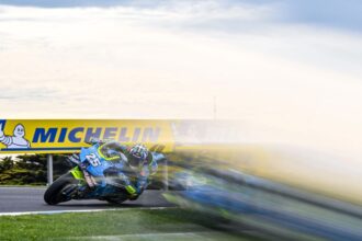 Raul Fernandez (team satellite Trackhouse, Aprilia, numéro 25) remporte le Grand Prix d’Australie, devant Fabio Di Giannantonio (VR46, Ducati) et Marco Bezzecchi (Aprilia)