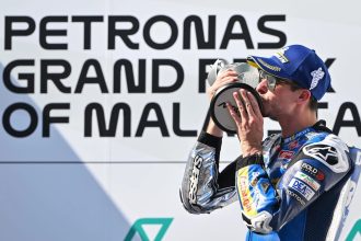 Alex Marquez (team Gresini, Ducati) gagne le Grand Prix de Malaisie, devant Pedro Acosta (KTM) et Joan Mir (Honda); parti de la pole et deuxième dans l’avant-dernier tour, Francesco Bagnaia (Ducati) a dû abandonner sur problème technique; 4ème place pour Franco Morbidelli (VR46, Ducati), devant Fabio Quartararo (Yamaha), Fabio Di Giannantonio (VR46), Enea Bastianini (Tech3, KTM), Luca Marini (Honda) Brad Binder (KTM) et Ai Ogura (Trackhouse, Aprilia)