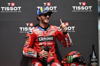 Parti de la pole, Francesco Bagnaia (Ducati) remporte la course Sprint du Grand Prix de Malaisie à Sepang, franchissant la ligne devant Alex Marquez (team Gresini, Ducati) et Fermin Aldeguer (Gresini); mais en raison d’une irrégularité de pression de pneu sur la moto d’Aldeguer, la troisième place revient à Pedro Acosta (KTM), devant Franco Morbidelli (VR46, Ducati), Fabio Quartararo (Yamaha), Marco Bezzecchi (Aprilia)… et Aldeguer; Alex Marquez est d’ores et déjà assuré de finir vice-champion, derrière son frère Marc, tandis que Fermin obtient le titre de « rookie » (novice) de l’année