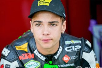 Bonne nouvelle concernant Noah Dettwiler! Mercredi, les médecins ont annoncé que son état n’était plus critique. Après avoir effectué des radiographies supplémentaires, les médecins ont également découvert une fracture au niveau du cou. Il devra porter une minerve pendant quelques semaines pour le stabiliser- Il est désormais conscient et communique avec sa famille et les médecins. Plus tôt dans la journée, il a pu quitter les soins intensifs et a été transféré dans une clinique privée à Kuala Lumpur pour poursuivre sa convalescence. Il devra subir une autre intervention chirurgicale à la jambe, mais on ne sait pas encore quand il pourra rentrer en Suisse, ni si l’opération aura lieu en Malaisie ou après son rapatriement.