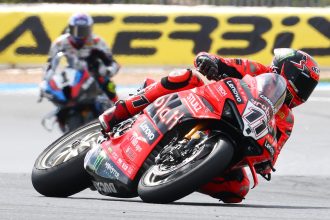 A Estoril, Nicolo Bulega (Ducati, numéro 11) finit deuxième de la course 1 samedi, deuxième de la course Superpole dimanche, et remporte la course 2 dimanche également; son rival pour le titre 2025 Toprak Razgatlioglu (BMW, numéro 1) s’impose quant à lui dans la course 1 et la course Superpole et finit deuxième de la course 2; Razgtalioglu est toujours en tête du championnat, avant la finale à Jerez; troisième place sur le podium tout le week-end pour Alvaro Bautista (Ducati), qui remonte à la troisième place du championnat, en l’absence de Danilo Petrucci blessé à l’entraînement