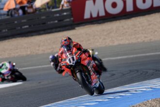 À Jerez, Nicolo Bulega (Ducati, numéro 11), parti de la pole, s’impose devant le leader du championnat Toprak Razgatlioglu (BMW) dans la course 1 Superbike, avec Alvaro Bautista troisième; la course au titre reste ouverte un jour de plus entre Razgatlioglu et Bulega, dans ce round final de la saison 2025; le Suisse Dominique Aegerter (team GRT, Yamaha) n’a pas pu courir en raison d’une blessure à la main, et il a tout de même dit au revoir à son équipe avant de (très probablement) quitter le WorldSBK pour revenir en Supersport