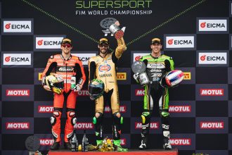 Deuxième de la course 1 à Estoril (derrière Valentin Debise et devant Can Oncu) et premier de la course 2 (devant Philipp Oettl et Jeremy Alcoba), l’Italien Stefano Manzi (team Ten Kate, Yamaha, numéro 62) gagne le titre de champion du monde Supersport, avant la finale à Jerez; Yamaha remporte par la même occasion le titre 2025 parmi les constructeurs