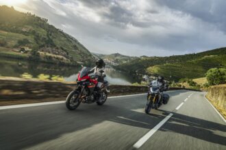 Yamaha annonce que les Tracer 7 et Tracer 7 GT, dans leurs dernières déclinaisons, sont équipables elles aussi (comme les grandes soeurs Tracer 9) avec l’Y-AMT, l’embrayage automatisé qui permet de se passer du sélecteur au pied