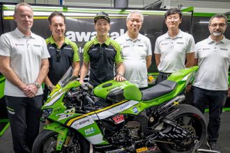 C’est maintenant officiel, Dominique Aegerter a signé chez Kawasaki avec le Team de Manuel Puccetti pour son retour en WorldSSP. Il aura comme coéquipier le jeune Espagnol Jeremy Alcoba. Après trois années passées en WorldSBK, le Bernois de 35 ans revient en WorldSSP, une catégorie dans laquelle il a décroché à deux reprises le titre de champion du monde.