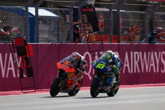 En Moto2 (moteurs Triumph), Diogo Moreira (team Italtrans, châssis Kalex, numéro 10) s’adjuge le GP du Portugal devant Collin Veijer (Red Bull KTM Ajo, Kalex, numéro 95) et David Alonso (CFMOTO Inde Aspar, Kalex); Moreira a désormais 24 points d’avance au championnat sur Manuel Gonzalez (Liqui Moly Dynavolt Intact, Kalex), sixième de la course