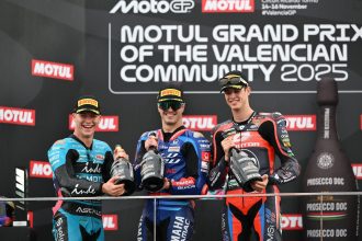 En Moto2 (moteurs Triumph), Izan Guevara (team BluCru Pramac Yamaha, châssis Boscoscuro) remporte sa première victoire, à Valencia, devant Daniel Holgado (CFMOTO Aspar, Kalex) et Ivan Ortola (QJ Motors Frinsa MT Helmets MSI, Boscoscuro); Diogo Moreira (Italtrans, Kalex), 10ème, est sacré champion, tandis que son rival Manuel Gonzalez (Liqui Moly Dynavolt Intact, Kalex) finit 22ème après avoir dû repasser par les stands pour changer son pneu arrière