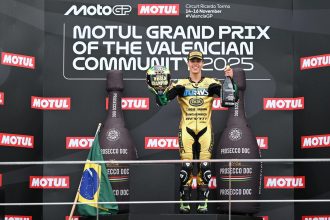 Dixième de la dernière course de la saison, à Valencia, le Brésilien Diogo Moreira (team Italtrans) est sacré champion du monde Moto2 2025; l’an prochain, il monte en MotoGP, dans le team Honda satellite