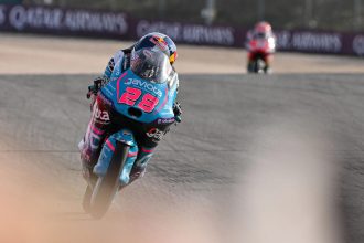 En Moto3, Maximo Quiles (team CFMOTO Aspar, KTM, numéro 28) remporte le Grand Prix du Portugal, devant Angel Piqueras (Frinsa MT Helmets – MSI, KTM) et Taiyo Furusato (Honda Asia Team)