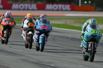 Adrian Fernandez (team Leopard, Honda, numéro 31) remporte le dernier Grand Prix de la saison, à Valencia, devant Alvaro Carpe (Red Bull KTM Ajo, numéro 83, qui a franchi la ligne en troisième position) et Taiyo Furusato (Honda Team asia, numéro 72, qui a perdu une place pour être sorti des limites de la piste dans le dernier tour); Maximo Quiles (CFMOTO Aspar, KTM, numéro 28), longtemps deuxième, a fini 5ème, derrière Guido Pini (Liqui Moly Dynavolt Intact, KTM)