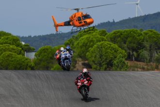 Marco Bezzechi (Aprilia, numéro 72) domine le Grand Prix du Portugal, devant Alex Marquez (team Gresini, Ducati, numéro 73) et Pedro Acosta (KTM); 4ème place pour Fermin Aldeguer (Gresini), devant Brad Binder (KTM) et Fabio Quartararo (Yamaha); Francesco Bagnaia (Ducati) est tombé alors qu’il était 4ème