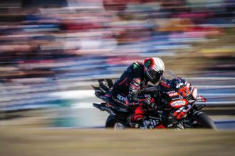 Marco Bezzecchi (Aprilia, numéro 72) décroche la pole du Grand Prix du Portugal, devant Pedro Acosta (KTM) et Fabio Quartararo (Yamaha); victime d’une petite chute tard dans la session qualificative, Alex Marquez (tema Gresini, Ducati), prend la 5ème place, derrière Francesco Bagnaia (Ducati), et devant Johann Zarco (LCR, Honda)