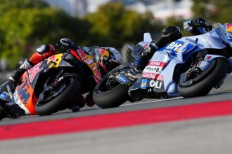 Alex Marquez (team Gresini, Ducati, numéro 73) gagne son duel contre Pedro Acosta (KTM, numéro 37) et remporte la course Sprint du Grand Prix du Portugal; troisième place pour Marco Bezzecchi (Aprilia), quatrième pour Fabio Quartararo (Yamaha)