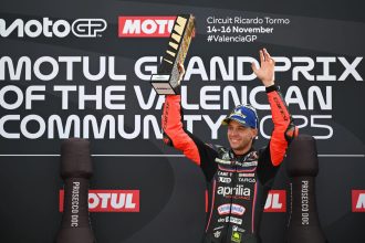 Marco Bezzecchi (Aprilia) remporte le Grand Prix de la communauté valencienne, le dernier de la saison, devant Raul Fernandez (team satellite Trackhouse, Aprilia) et Fabio Di Giannantonio (VR46, Ducati); 4ème place pour Pedro Acosta (KTM)