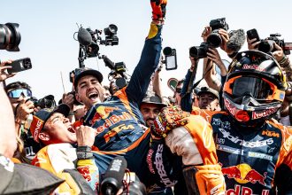 Le pilote KTM Luciano Benavides finit deuxième de la 13ème et dernière étape du Dakar en Arabie saoudite, et il remporte le rallye, deux secondes devant Ricky Brabec (Honda); Tosha Schareina (Honda) prend la troisième place sur le podium final, à 25 minutes de Brabec