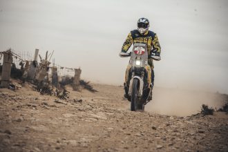 Notre journaliste et essayeur Didier Martin (numéro 22), l&rsquo;un des six Suisses engagés à moto à l&rsquo;Africa Eco Race 2026, s&rsquo;est résolu à abandonner durant l&rsquo;étape de lundi (étape 7); un concurrent l&rsquo;a dépassé et lui a masqué toute visibilité, il n&rsquo;a pas vu à temps une pierre, sur laquelle sa roue avant est venue buter, l&rsquo;éjectant; il s&rsquo;en sort avec une clavicule cassée, la satisfaction de s&rsquo;être bien préparé et plein de magnifiques souvenirs