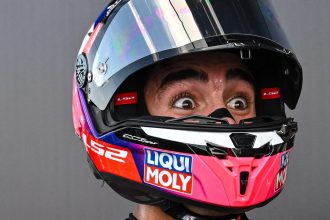En Moto2 (moteurs Triumph), le Belge Senna Agius (team Liqui Moly Dynavolt Intact, châssis Kalex) décroche le meilleur temps des qualifications du Grand Prix de Thaïlande, devant Izan Guevara (Blu Cru Pramac Yamaha, châssis Boscoscuro) et Daniel Holgado (CFMOTO Inde Aspar, Kalex)