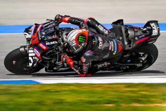 L&rsquo;Italien Marco Bezzecchi (Aprilia, numéro 72) s&rsquo;adjuge la pole au Grand Prix de Thaïlande, 3 centièmes devant le champion en titre Marc Marquez (Ducati); troisième place pour Raul Fernandez (team satellite Trackhouse, Aprilia), 4ème pour Fabio DI Giannantonio (team VR46, Ducati), devant Jorge Martin (Aprilia) et Pedro Acosta (KTM)