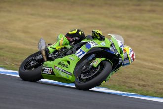 Le Suisse Dominique Aegerter (Kawasaki, numéro 77), qualifié seulement 23ème pour la première course de la saison, en Australie, remonte à la 14ème place avant de devoir pousser sa moto avec les pieds jusqu&rsquo;à la ligne d&rsquo;arrivée à cause d&rsquo;un problème technique dans le dernier tour; il finit 23ème