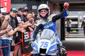 Albert Arenas (team AS Blu Cru, Yamaha, numéro 75) remporte la course 2 à Phillip Island, sa première en WorldSSP, devant son jeune coéquipier indonésien Aldi Mahindra et Matteo Ferrari (WRP, Ducati); une bonne partie des pilotes a dû rentrer aux stands pour passer des pneus intermédiaires au pneus slick
