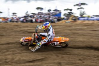 Sacha Coenen (numéro 19, KTM) remporte la course qualificative du Grand Prix motocross d&rsquo;Andalousie à Alamonte, devant le duo des pilotes Triumph officiels Camden McLellan et Guillem Farres