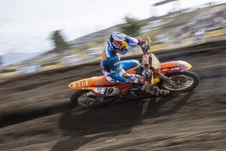 Sacha Coenen (team KTM, numéro 19) gagne la course qualificative du Grand Prix d&rsquo;Argentine en MX2, sur la piste de Bariloche, devant Guillem Farres (Triumph) et Mathis Valin (Kawasaki)