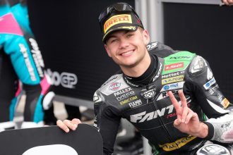 En Moto2 (moteurs Triumph), le Colombien David Alonso (team CFMOTO Power Electronics Aspar, châssis Kalex) signe le meilleur temps des qualifications à Austin, mais il est disqualifié pour pression des pneus non conformes, et la pole revient à Barry Baltus (REDS Fantic, Kalex), devant Alonso Lopez (Italjet Gresini, Kalex) et Angel Piqueras (QJ Moto Galfer MSI, Kalex)