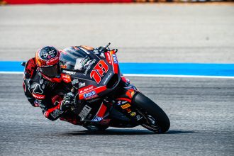 En Moto2 (moteurs Triumph), au Grand Prix de Thaïlande, Manuel Gonzalez (team Liqui Moly Dynavolt Intact, châssis Kalex, numéro 18) remporte une course redémarrée deux fois après des drapeaux rouges et réduite à 7 tours, devant Izan Guevara (Blur Cru Pramac Yamaha, Boscoscuro) et Daniel Holgado (CFMOTO Inde Aspar, Kalex); le poleman Senna Agius (Intact), percuté par l&rsquo;arrière, n&rsquo;a pas pu rentrer assez vite aux stands lors du premier drapeau rouge et il a dû repartir les deux fois depuis les stands