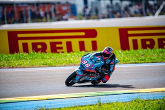 En Moto2 (moteurs Triumph), Daniel Holgado (team CFMOTO Inde Aspar, châssis Kalex, numéro 96), parti de la pole au Grand Prix du Brésil, remporte la course devant Daniel Munoz (Italtrans, Kalex) et le désormais ex-leader du championnat Manuel Gonzalez (Liqui Moly Dynalvolt Intact, Kalex); Holgado est en tête au classement général, 4.5 points devant Gonzalez